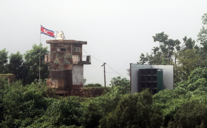 북한 초소와 대남확성기. 연합뉴스