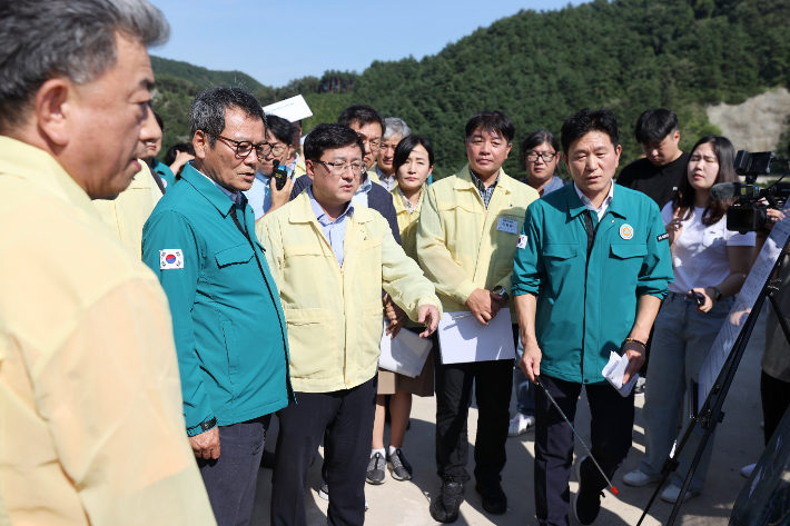 강릉시는 지난 22일 김성환 환경부 장관이 오봉저수지를 방문해 가뭄 상황을 점검하는 자리에서 시의 대응 현황을 브리핑하고 향후 정부 지원 사항을 건의했다. 강릉지 제공