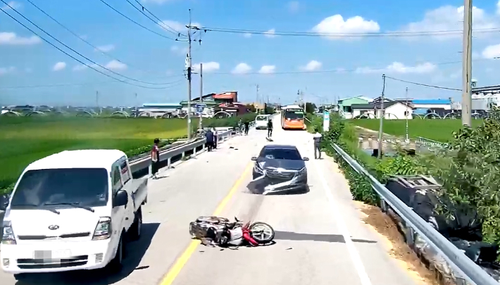 지난 22일 오전 11시 4분쯤 전북 김제시 광할면의 한 도로에서 오토바이와 승용차가 충돌해 오토바이 운전자가 사망했다. 전북소방본부 제공