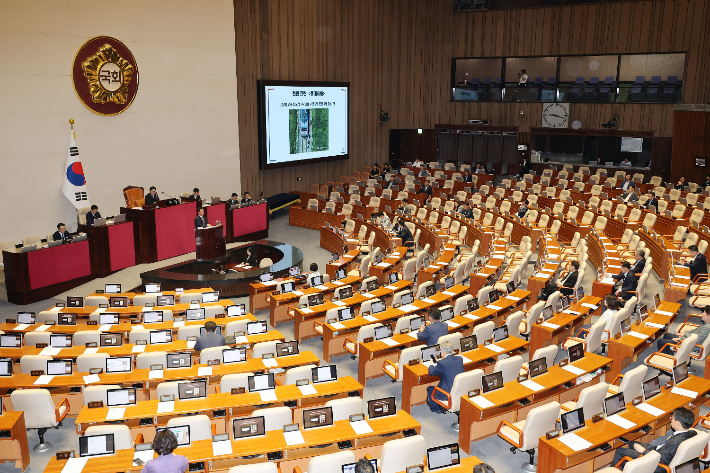 국민의힘 김형동 의원이 23일 서울 여의도 국회 본회의에서 노란봉투법(노동조합 및 노동관계조정법 일부개정법률안)에 대한 무제한 토론을 하고 있다. 연합뉴스