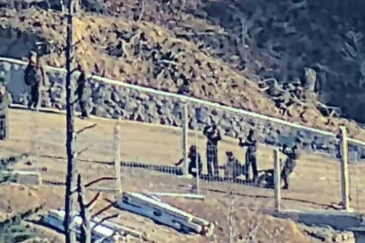 전선지역 철책 설치하는 북한군. 연합뉴스