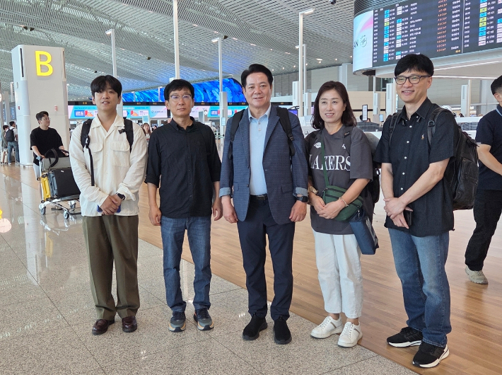 최대호 안양시장이 체코와 오스트리아에서 진행되는 목민관클럽 도시정책연수에 참가하기 위해 23일 출국했다. 안양시 제공