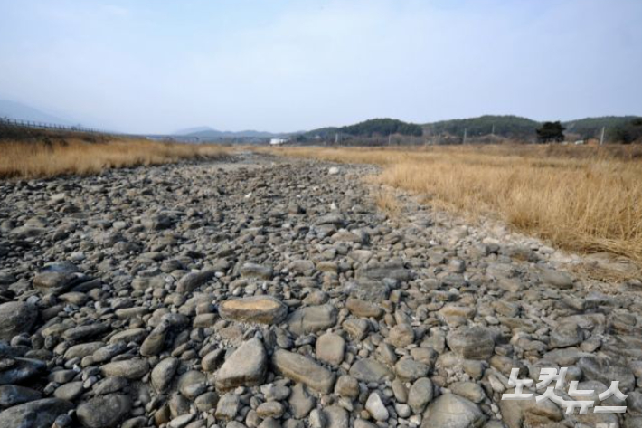 지난 2018년 바닦까지 드러났던 속초시 주 취수원인 쌍천. 전영래 기자