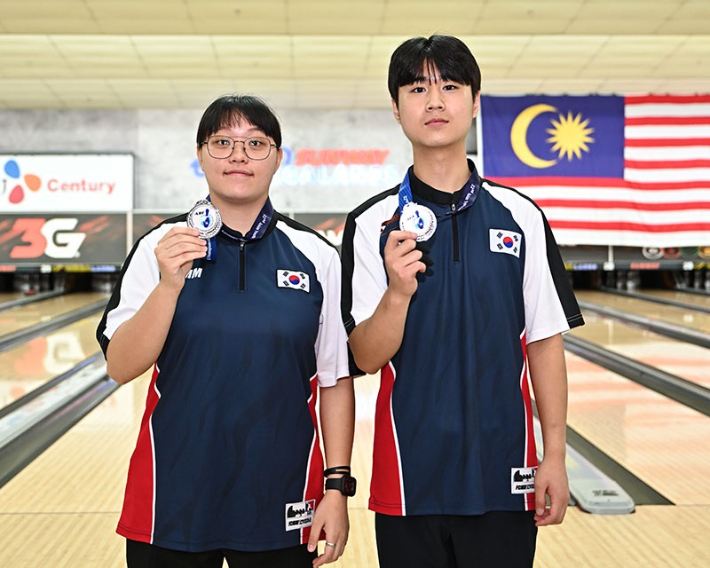 제22회 아시아청소년볼링선수권대회 개인전 은메달을 따낸 여자부 백예담(한국체대)과 남자부 배수현(합포고). 대한볼링협회