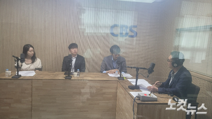 왼쪽부터 김은지 리포터, 박상환 교사, 장원영 단장, 김종현 앵커. 충북CBS