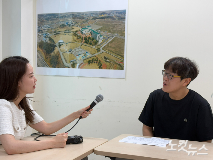 왼쪽부터 김은지 리포터, 조성민 교사. 충북CBS