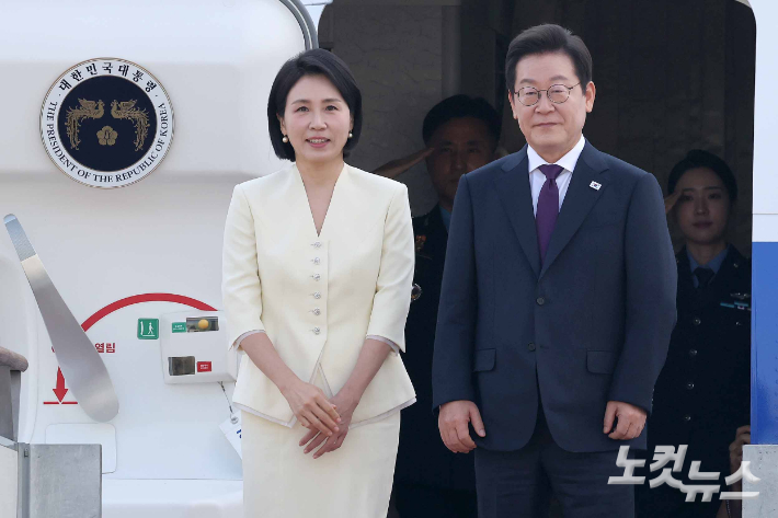 이재명 대통령과 부인 김혜경 여사가 23일 한일·한미 정상회담을 위해 경기도 성남 서울공항을 통해 출국하고 있다. 이 대통령 취임 후 2개월 만에 이뤄지는 첫 양자 방문외교이자 실용외교를 본격화하는 첫 걸음이다. 박종민 기자