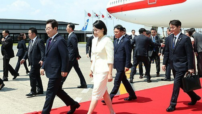 1박2일 일정으로 일본을 방문하는 이재명 대통령과 김혜경 여사가 23일 일본 도쿄 하네다공항에 도착하고 있다. 연합뉴스
