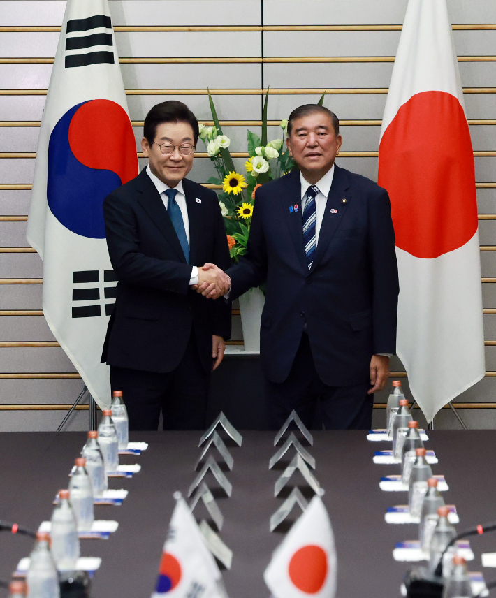 악수하는 이재명 대통령과 이시바 총리. 연합뉴스
