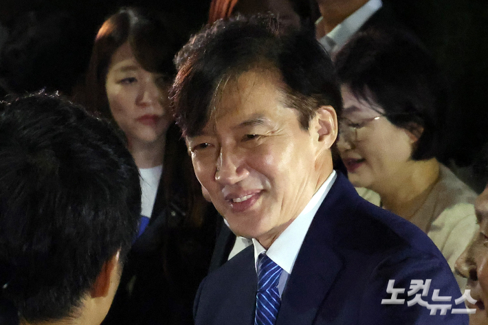 조국, '된장찌개 서민 코스프레' 비판에 "돼지 눈엔 돼지만"