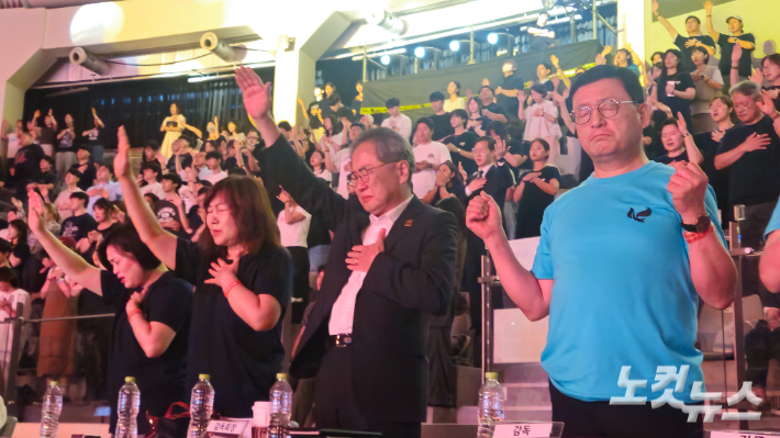 기도하는 기감 김정석 감독회장(중앙), 서울남연회 유병용 감독(오른쪽). 송주열 기자