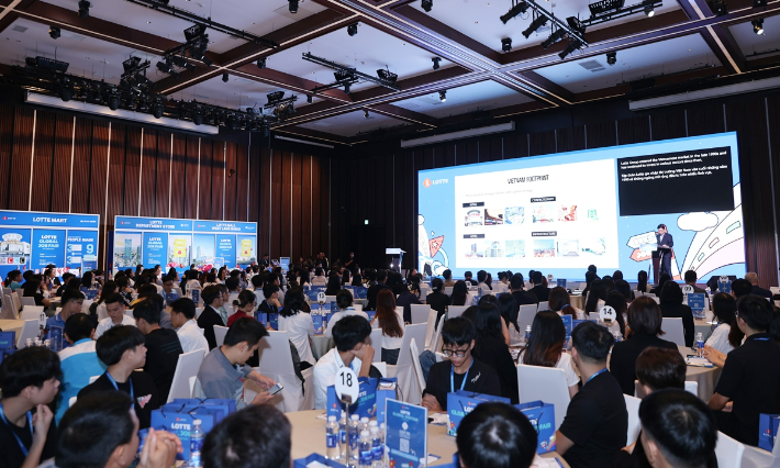 롯데는 22일 L7 웨스트레이크 하노이 바이 롯데에서 '2025 롯데 글로벌 잡페어'를 개최했다. 이 날 행사에는 베트남 현지 취업준비생 500여 명이 참석해 현직 인사 담당자들과 직무 및 채용 상담, 모의 면접 등을 진행했다. 롯데지주 제공