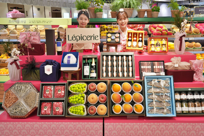 잠실점 지하1층 식품관에서 선물 세트를 홍보하는 모델들. 롯데백화점 제공