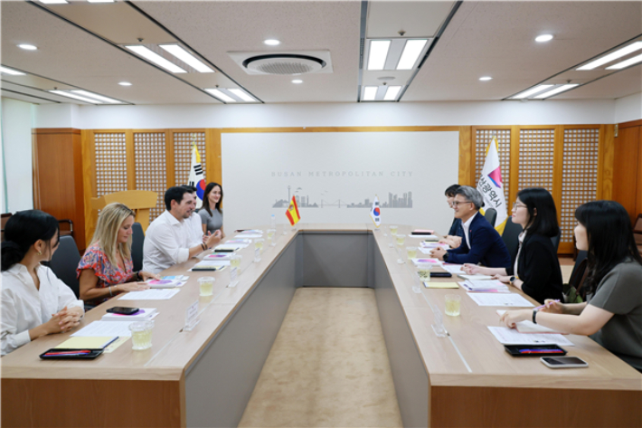 부산시는 지난 22일 시청에서 마누엘 레예스 로페스 카스텔데펠스 시장과 시의원을 만나 세계미식도시연합(델리스네트워크) 총회를 앞두고 미식 문화 교류 방안을 논의했다.부산시 제공