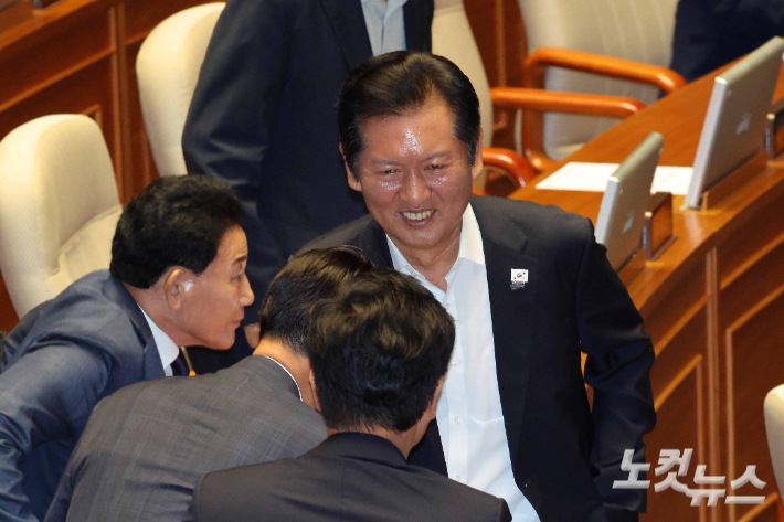 더불어민주당 정청래 대표가 24일 서울 여의도 국회에서 열린 제428회 국회(임시회) 제2차 본회의에서 노동조합 및 노동관계조정법(노란봉투법) 일부개정법률안(대안)에 대한 무제한토론 종결동의의 건에 대한 투표를 마친 뒤 동료의원들과 대화하고 있다. 박종민 기자