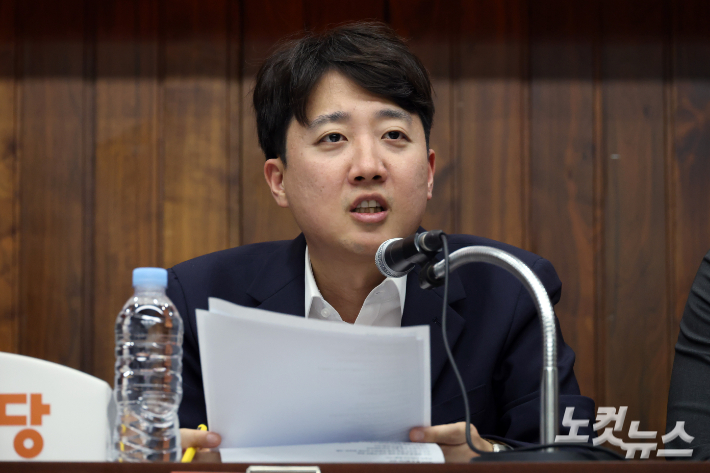 직장인 10명 중 7명 "대국민 언어 성폭력 이준석 징계해야"