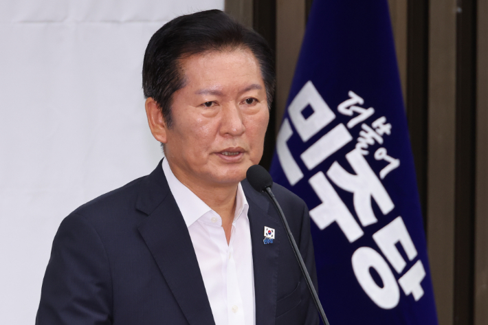 정청래 "도로 윤석열당이냐"…송언석 "그 입부터 조심"