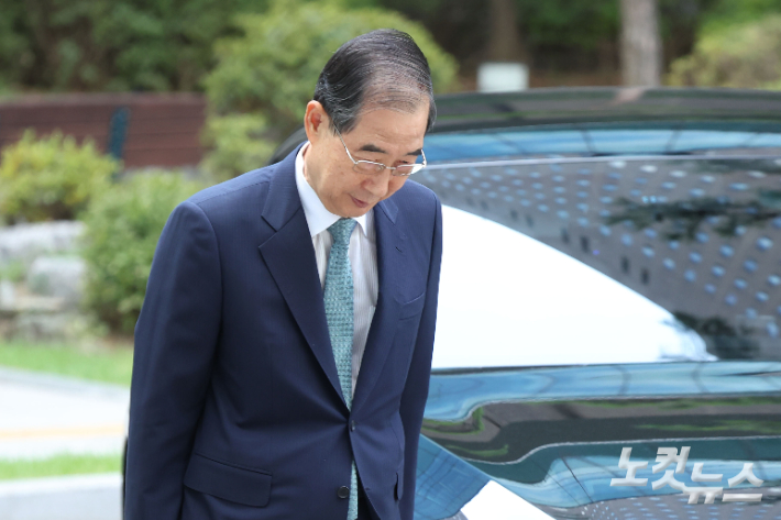 12·3 비상계엄 사태에 가담·방조한 혐의를 받는 한덕수 전 국무총리가 22일 오전 서울 서초구 서울고등검찰청에 마련된 조은석 내란특별검사팀에 피의자 신분으로 출석하고 있다. 류영주 기자