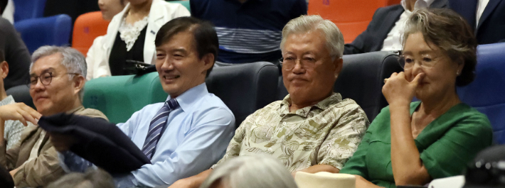 문재인 전 대통령 내외와 조국혁신당 조국 혁신정책연구위원장 등이 24일 오후 경남 양산시 물금읍 메가박스 양산증산점에서 영화 '다시 만날, 조국' 관람을 앞두고 객석에 앉아 있다. 연합뉴스