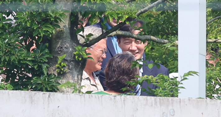 문재인 전 대통령, 김정숙 여사와 조국혁신당 조국 혁신정책연구위원장이 24일 오후 경남 양산시 하북면 평산마을 문 전 대통령 사저에서 기념 촬영 후 인사하고 있다. 연합뉴스