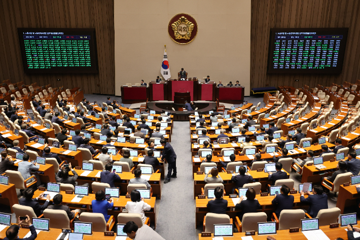  24일 국회 본회의에서 '노동조합 및 노동관계조정법 일부개정법률안(노란봉투법)'이 여당 주도로 통과되고 있다. 연합뉴스
