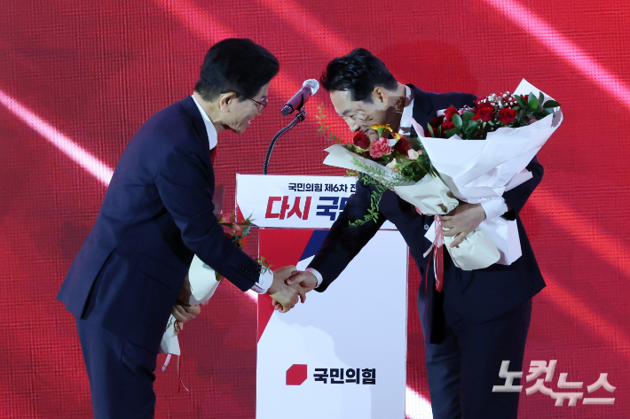 22일 충북 청주 오스코에서 열린 국민의힘 제6차 전당대회에서 결선에 진출한 김문수·장동혁 당대표 후보가 악수를 하고 있다. 윤창원 기자