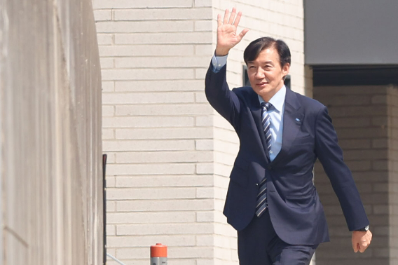 조국혁신당 조국 혁신정책연구위원장이 24일 오후 경남 양산시 하북면 평산마을 문재인 전 대통령 사저에서 내부로 이동하고 있다. 연합뉴스