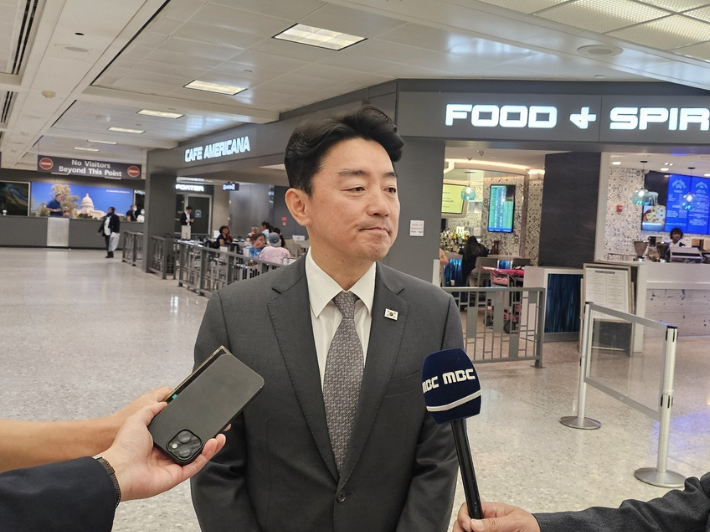 강훈식 대통령 비서실장이 24일(현지시간) 워싱턴 DC 인근 덜레스 국제공항에 도착해 질문에 답하고 있다. 연합뉴스