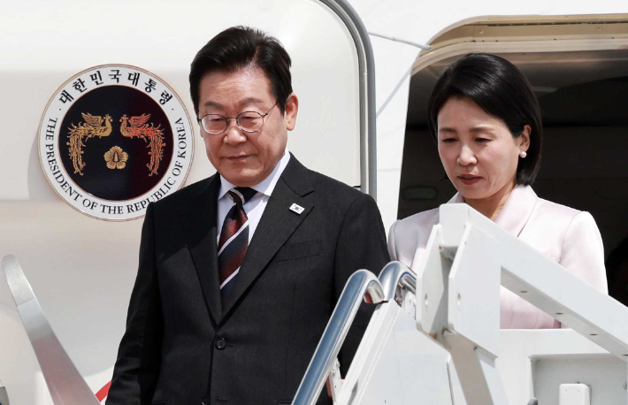 이재명 대통령과 김혜경 여사가 24일(현지시간) 미국 워싱턴DC 인근 앤드루스 합동기지에 도착해 공군 1호기에서 내리고 있다. 연합뉴스
