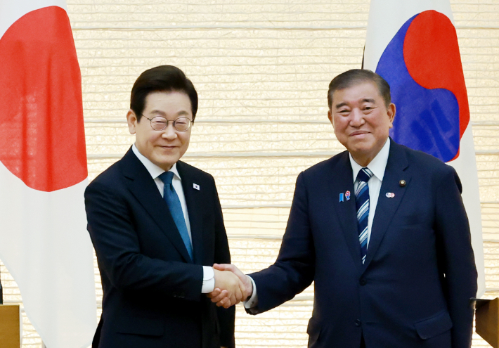이재명 대통령과 이시바 시게루 일본 총리가 지난 23일 일본 도쿄 총리 관저에서 열린 한일 정상 공동 언론 발표를 마친 뒤 악수하고 있다. 연합뉴스