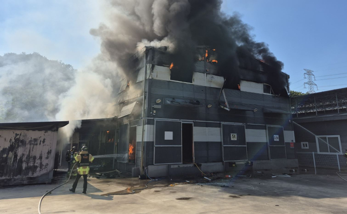 24일 오후 3시 11분쯤 경북 칠곡군 지천면의 한 육계 가공공장에서 불이 났다. 경북소방본부 제공