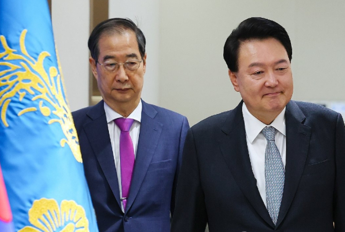 윤석열 전 대통령이 재임 당시 서울 용산 대통령실 청사에서 열린 국무회의에 한덕수 전 국무총리와 함께 입장하고 있다.연합뉴스