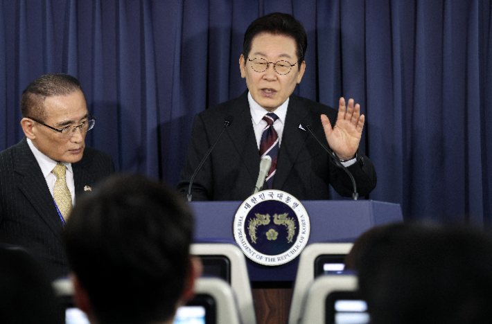 이재명 대통령이 24일(현지시간) 일본 도쿄 하네다공항 이륙 뒤 한미 정상회담을 위해 미국 워싱턴DC로 향하는 공군 1호기 기내에서 기자간담회를 하고 있다. 연합뉴스