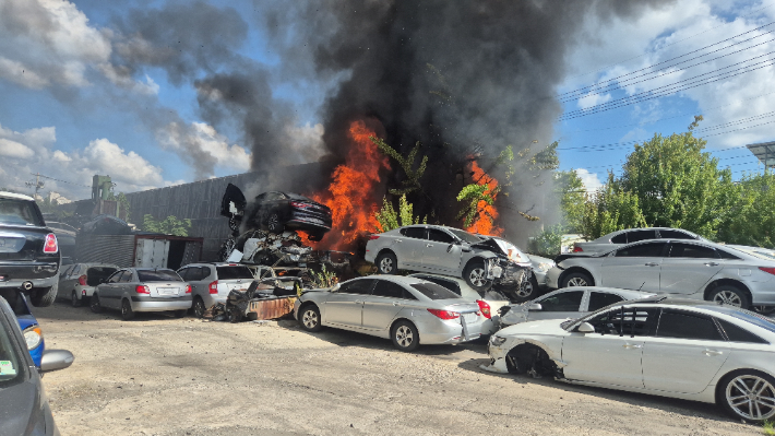 지난 24일 오후 3시 9분쯤 전북 전주시 덕진구 팔복동의 한 도로교통시설물 설치 업체 공장에서 난 불로 공장 일부와 인근 폐차장의 폐차 10대가 타 약 8230만 원의 재산 피해가 발생했다. 전북소방본부 제공  