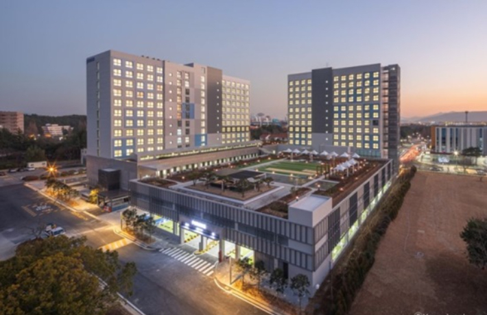 포스코A&C가 설계·시공을 주도한 12층 규모의 기숙사 건물인 '포스코 광양 기가타운' 조감도. 포항시 제공