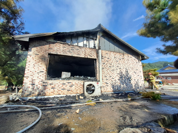 지난 24일 오후 2시 18분쯤 전북 남원시 송동면의 한 단독주택에서 난 불로 주택 일부와 냉장고 등 가재도구가 불에 타 약 4430만 원의 재산 피해가 발생했다. 전북소방본부 제공