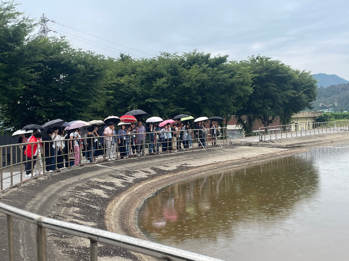 경주시 공공하수처리장을 찾은 견학 참가자들이 혐기조 시설을 둘러보고 있다. 경주시 제공