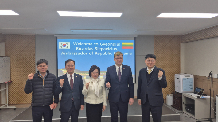 지난 7일 주한 리투아니아 대사가 경주시 생활하수과를 방문해 관계자들과 기념촬영을 하고 있다. 경주시 제공