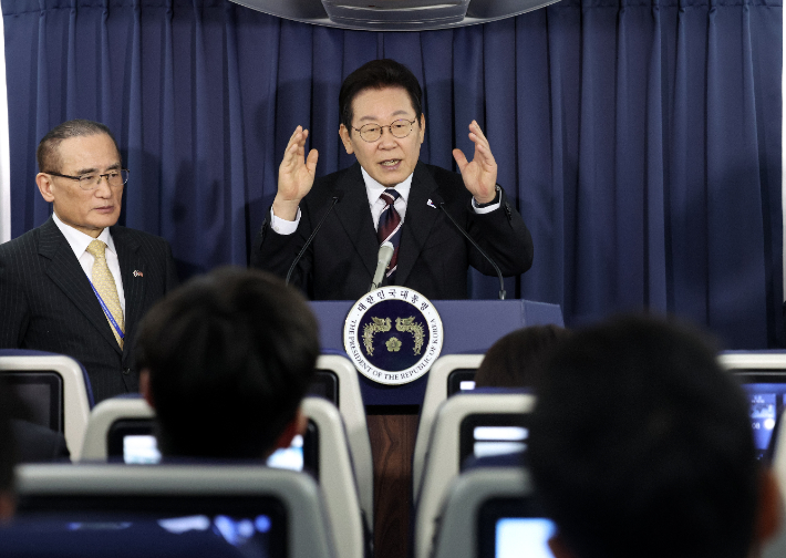 이재명 대통령이 24일(현지시간) 일본 도쿄 하네다공항 이륙 뒤 한미 정상회담을 위해 미국 워싱턴DC로 향하는 공군 1호기 기내에서 기자간담회를 하고 있다. 연합뉴스