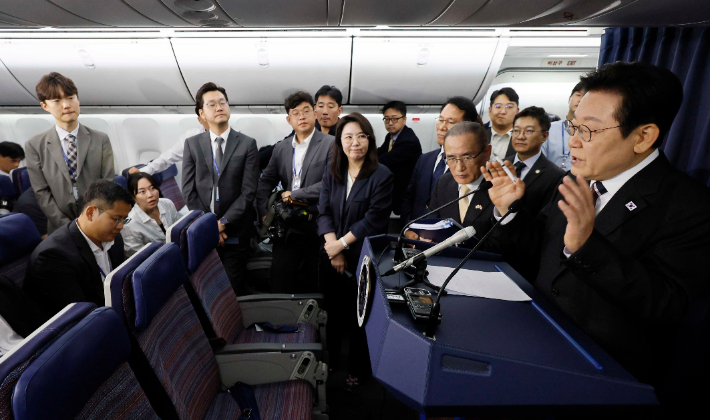 이재명 대통령이 24일(현지시간) 일본 도쿄 하네다공항 이륙 뒤 미국 워싱턴DC로 향하는 공군 1호기 기내에서 기자간담회를 하고 있다. 연합뉴스