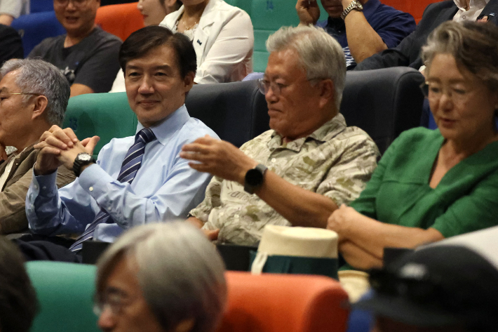 문재인 전 대통령 내외와 조국혁신당 조국 혁신정책연구위원장 등이 24일 오후 경남 양산시 물금읍 메가박스 양산증산점에서 영화 '다시 만날, 조국' 관람을 앞두고 객석에 앉아 있다. 왼쪽부터 조국 위원장, 문 전 대통령, 김정숙 여사. 연합뉴스