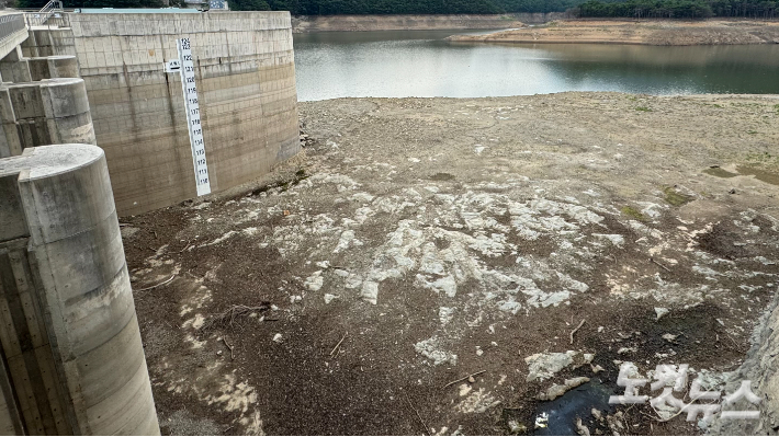 한국농어촌공사 농촌용수종합정보시스템에 따르면 25일 오전 기준 오봉저수지의 저수율은 17.4%로 전날 17.8% 보다 0.4%p 하락하며 역대 최저치를 또 다시 경신했다. 전영래 기자