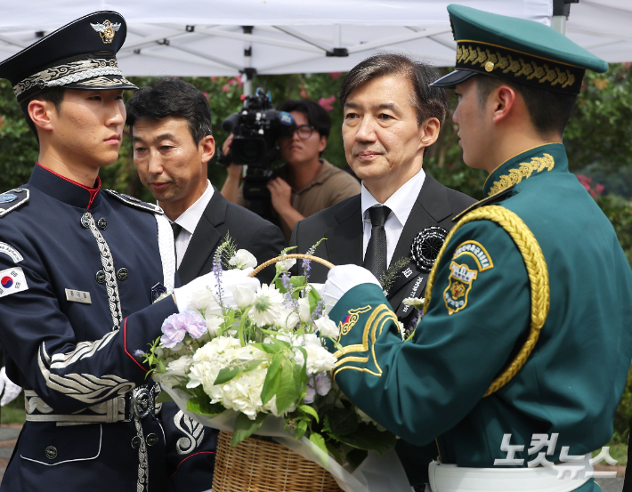 지난 18일 서울 동작구 국립서울현충원 내 김대중 전 대통령 묘역을 찾아 참배하는 조국 혁신정책연구원장. 윤창원 기자