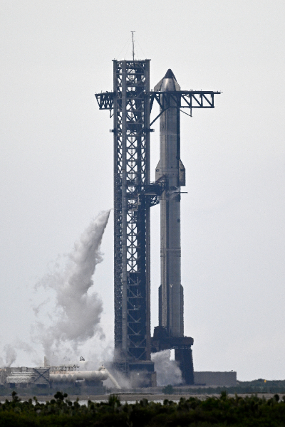 발사 직전 지상 시스템 문제로 인해 발사가 연기된 스페이스X의 대형 우주선 스타십이 발사대(Launch Complex 1)에 서 있다. 연합뉴스