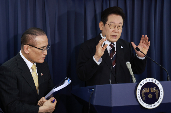 이재명 대통령이 24일(현지시간) 일본 도쿄 하네다공항 이륙 뒤 한미 정상회담을 위해 미국 워싱턴DC로 향하는 공군 1호기 기내에서 기자간담회를 하며 취재진의 질문에 답하고 있다. 이 대통령 왼쪽은 위성락 국가안보실장. 연합뉴스