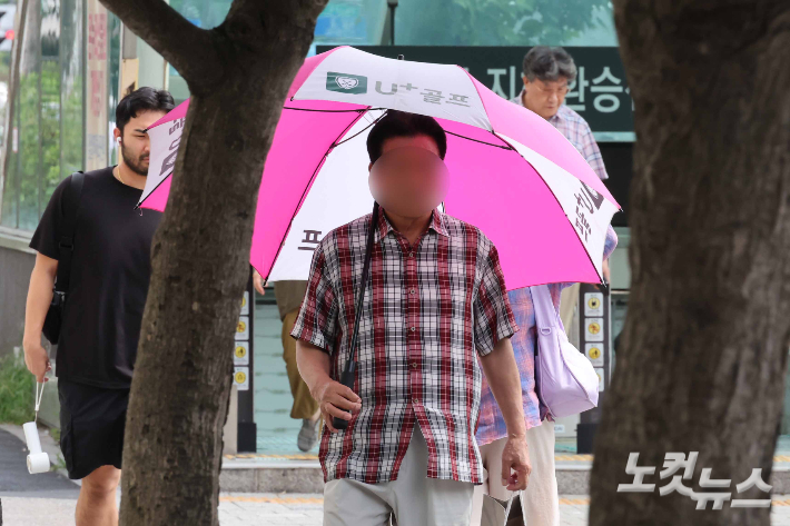 극한 폭염이 이어진 가운데 서울 도심에서 양산을 쓴 시민들이 발걸음을 옮기고 있다. 박종민 기자