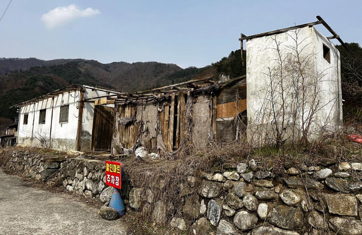 흉물스럽게 남겨진 가평 북면 빈 건물. 연합뉴스