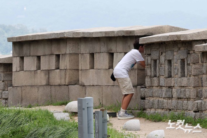 글로벌 K-팝 애니메이션 영화 <케이팝 데몬헌터(KPOP DEMON HUNTER)>의 흥행으로 서울 낙산공원 성곽길이 외국인 관광객들 사이에서 뜨거운 관심을 받고 있다. 서울 낙산공원은 조선시대 한양도성의 동쪽 구간으로, 성곽이 능선을 따라 조성되어 있다. 이곳은 도심 속 역사자산이자 조망 명소로 자리해 왔으며, 영화 속에서는 과거와 현재가 어우러진 배경으로 활용됐다. 서울시에 따르면, 올 6~8월 유튜브, 인스타그램 등에서 '낙산공원'이 등장한 횟수는 3535건이었다. 작년 6~8월(1624건)의 2배가 넘는다.