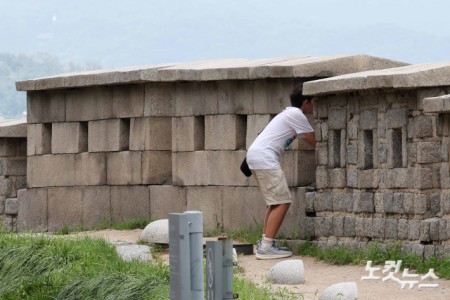 글로벌 K-팝 애니메이션 영화 <케이팝 데몬헌터(KPOP DEMON HUNTER)>의 흥행으로 서울 낙산공원 성곽길이 외국인 관광객들 사이에서 뜨거운 관심을 받고 있다. 서울 낙산공원은 조선시대 한양도성의 동쪽 구간으로, 성곽이 능선을 따라 조성되어 있다. 이곳은 도심 속 역사자산이자 조망 명소로 자리해 왔으며, 영화 속에서는 과거와 현재가 어우러진 배경으로 활용됐다. 서울시에 따르면, 올 6~8월 유튜브, 인스타그램 등에서 '낙산공원'이 등장한 횟수는 3535건이었다. 작년 6~8월(1624건)의 2배가 넘는다.