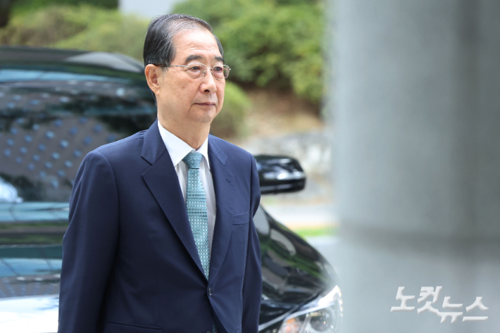 12·3 비상계엄 사태에 가담·방조한 혐의를 받는 한덕수 전 국무총리가 지난 22일 오전 서울 서초구 서울고등검찰청에 마련된 조은석 내란특별검사팀에 피의자 신분으로 출석하고 있다. 류영주 기자